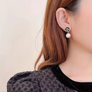 Elegant & Minimalist Style 1 Pair Black Camellia Faux Pearl Stud Earrings
